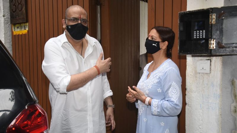 चंकी पांडे के भाई चिक्की पांडे पत्नी के साथ नजर आए।
