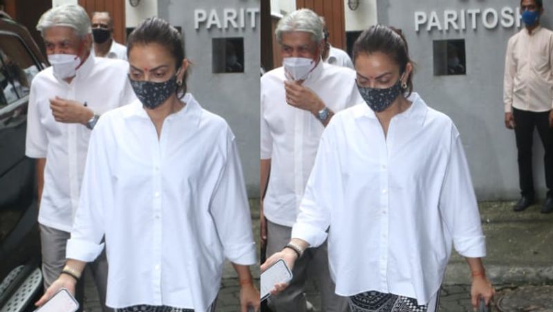 सोहेल खान की पत्नी सीमा खान भी इस मौके पर नजर आई। उन्होंने सफेद रंग का कुर्ता और जीन्स कैरी कर रखी थी।