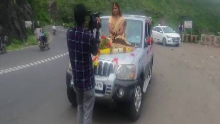 Video of bride on bonnet of moving car goes viral Video of bride on bonnet of moving car goes viral