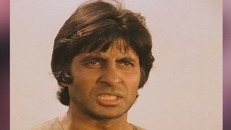 बता दें कि बिग बी इंडस्ट्री में 52 साल पूरे कर लिए है। उनकी पहली सात हिन्दुस्तानी 7 नवंबर, 1969 को रिलीज हुई थी। हालांकि, यह फिल्म सुपरफ्लॉप साबित हुई थी। इस फिल्म के बाद उन्होंने इंडस्ट्री में खुद की पहचान बनाने के लिए काफी संघर्ष किया।