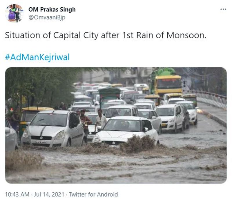 बारिश के पानी में चलती कारों की तस्वीर भी पोस्ट की गई। ट्विटर यूजर ने ये फोटो पोस्ट कर दिल्ली में बारिश के दौरान की स्थिति बताने की कोशिश की।