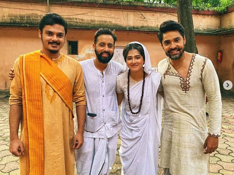 অনস্ক্রিন নাতি ভূপালের সঙ্গেই গোপনে নাকি প্রেম করছেন সকলের প্রিয় রানিমা। । সম্পর্ক গুঞ্জন নিয়ে ইতিমধ্যেই জলঘোলা শুরু হয়েছে সোশ্যাল মিডিয়ায়।
