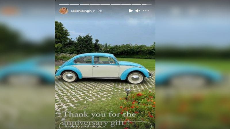 बता दें कि धोनी को कार और बाइक्स का बहुत शौक है। हाल ही में धोनी ने वाइफ साक्षी को शादी की सालगिरह पर एक विंटेज कार गिफ्ट में दी थी। जिसकी फोटो साक्षी ने अपने इंस्टाग्राम पर की थी।