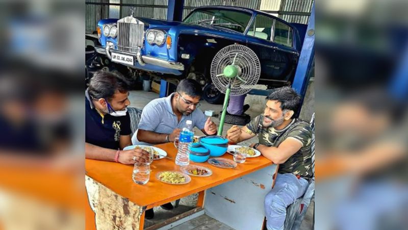 कुछ ही देर में ये फोटो सोशल मीडिया पर वायरल हो गई और धोनी की फोटो के बैकग्राउंड में खड़ी कार पर सभी की निगाहें टिक गई। दरअसल, इस फोटो में उनके पीछे एक ब्लू कलर की रोल्स रॉयस विंटेज कार खड़ी है।