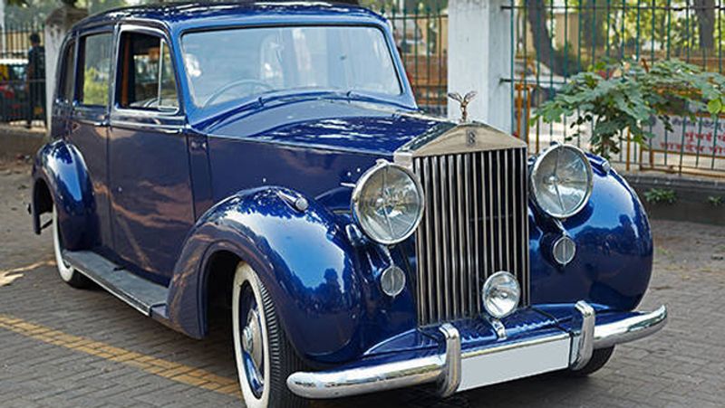 एमएस धोनी के पास शानदार कार कलेक्शन है। जिसमें सबसे महंगी कारों में से एक, ग्रैंड पोर्च 911 भी उनके पास है। इस सुपरकार की कीमत लगभग 2.50 करोड़ रुपये है। इसके अलावा धोनी के पास धांसू Ferrari 599 GTO कार भी है। उन्होंने 2020 में क्लासिक पोंटिएक फायरबर्ड ट्रांस एम को भी अपने कार कलेक्शन में शामिल किया था।