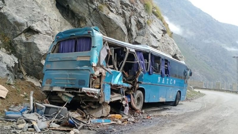हजारा क्षेत्र के एक सीनियर अधिकारी ने बताया कि बस अपर कोहिस्तान में चीनी इंजीनियरों को लेकर जा रही थी। बस में 30 से अधिक चीन इंजीनियर सवार थे।
Photo साभार-डॉन-Murad Ali