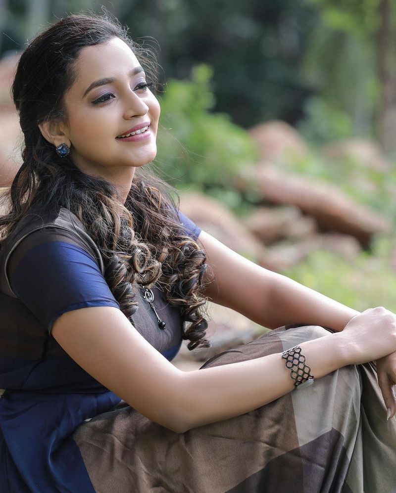 இந்த நிகழ்ச்சியில் பேஷன் டிசைனிங் துறையை சேர்ந்த, அபர்ணதியும் கலந்து கொண்டு விளையாடினர். மற்ற போட்டியாளர்களை விட இவர் தான், ஆர்யாவை சுற்றி சுற்றி வந்து காதலிப்பதாக கண்ணீர் விட்டவர்.
