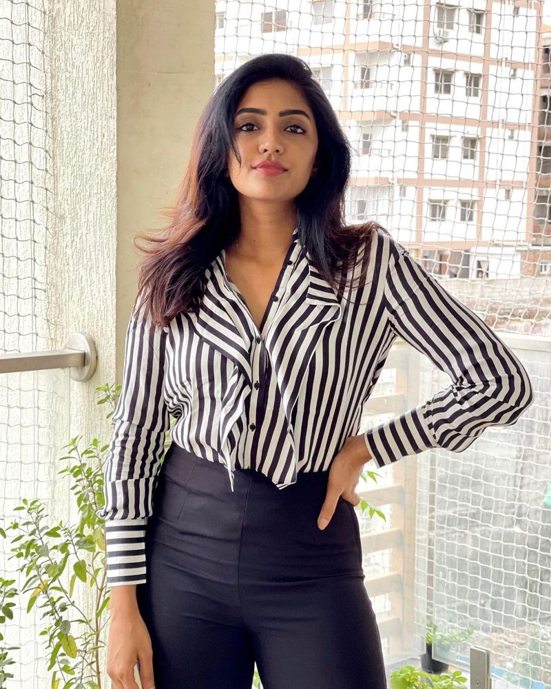 ఈ హాట్ భామ పంచుకున్న గ్లామర్ ఫోటోలు నెటిజన్ల మతిపోగొడుతున్నాయి. గుండెజారి గల్లంతయ్యిందే అని డ్యూయెట్ పాడుకునేలా చేస్తున్నాయి.