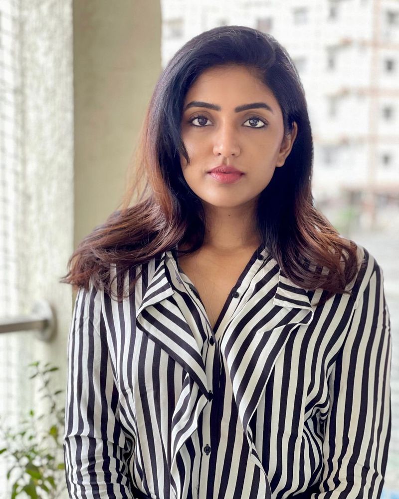 క్రమంగా తెలుగు, తమిళంలో అవకాశాలు దక్కించుకుంటూ కెరీర్ గ్రాఫ్ని పెంచుకుంటోంది ఈషా. ప్రస్తుతం ఆమె తెలుగులో నటించిన `మోస్ట్ ఎలిజిబుల్ బ్యాచ్లర్` విడుదల కానుంది.