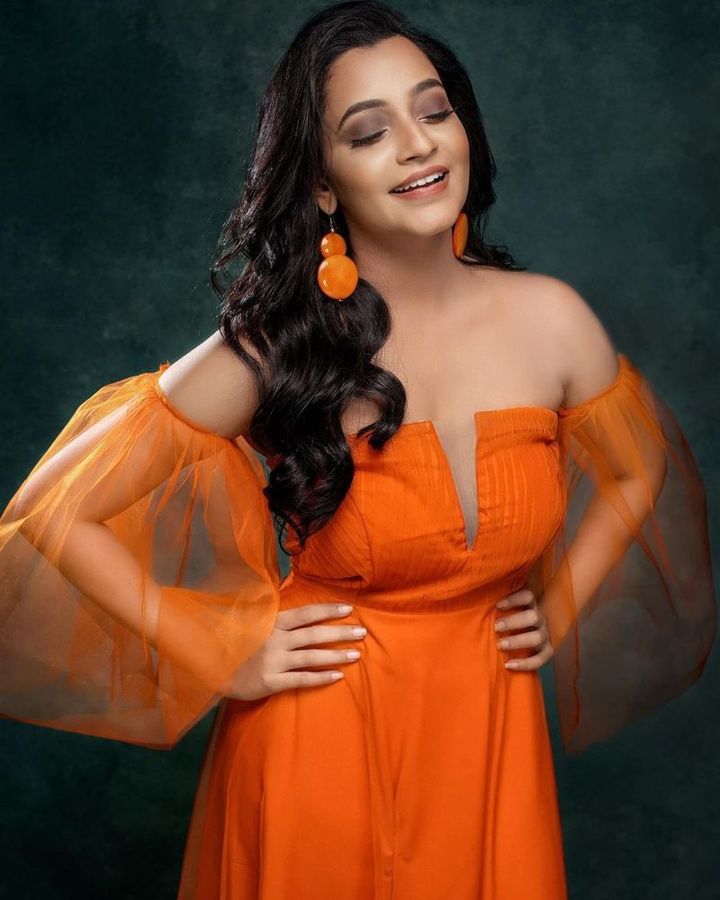 ஆரஞ்சு நிற உடையில் கவர்ச்சி அலப்பறை 