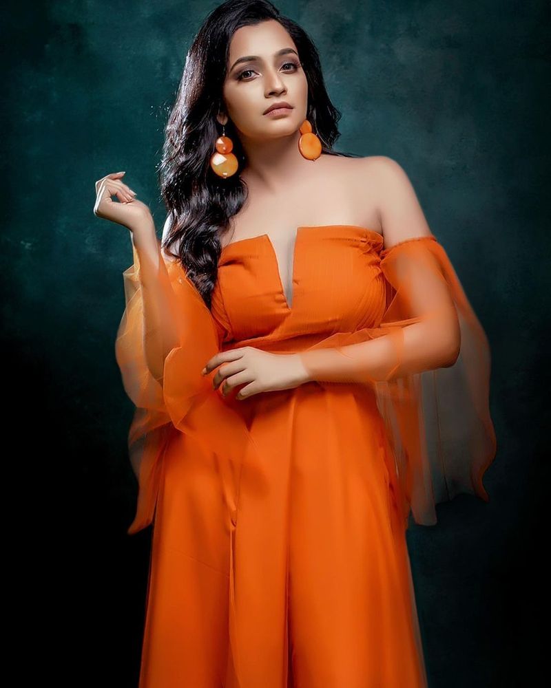 சிலை போல் நின்று சிறப்பாக போஸ் 