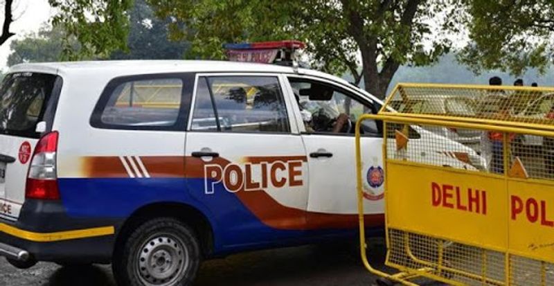 शुरुआती जांच में पता चला कि ये फर्जी कॉल सेंटर पिछले सात महीनों से चल रहा था। ये औसत हर दिन कम से कम 6 अमेरिकी नागरिकों को ठगते थे। पुलिस के मुताबिक, अब तक 1250 से अधिक ऐसे नागरिकों को ठगा गया है।
