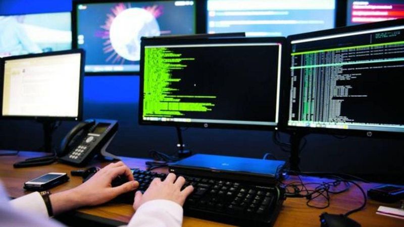 कैसे होती थी ठगी?
पूछताछ में आरोपियों ने बताया कि वे अमेजॉन के कस्टमर्स के फोन नंबरों पर फेक मैसेज भेजते थे। फिर बताते थे कि उनकी अमेजन आईडी हैक कर ली गई है। कुछ देर में कस्टमर और अधिक जानकारी के लिए पूछते थे। ऐसे में वे AnyDesk एप्लिकेशन पर जोड़ लेते थे, जिससे वे उनके डेस्टॉप की सारी जानकारी ले लेते थे।
