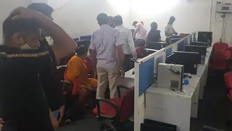 आरोपियों ने अब तक अमेरिका में रहने वाले ग्राहकों से 4 करोड़ रुपए से अधिक की ठगी की है। पुलिस ने बताया कि खबर मिलने के बाद पुलिस की एक टीम ने अवैध कॉल सेंटर पर छापा मारा, जो दक्षिणी दिल्ली के सुल्तानपुर इलाके से चलाया जा रहा था।
