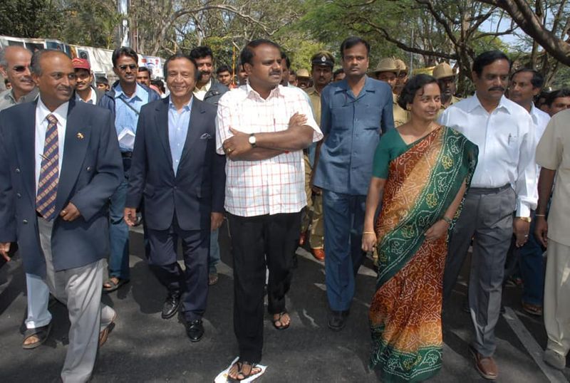 ಅಂಬರೀಶ್ ಎದುರು ಕೈಕಟ್ಟಿ ಕುಮಾರಸ್ವಾಮಿ ನಿಂತಿರುವ ಪೋಟೋ ವೈರಲ್ ಮಾಡಿದ್ದ ಸುಮಲತಾ ಅಭಿಮಾನಿಗಳಿಗೆ ಎಚ್ಡಿಕೆ ಅಭಿಮಾನಿಗಳು ಉತ್ತರ ನೀಡಿದ್ದಾರೆ. 