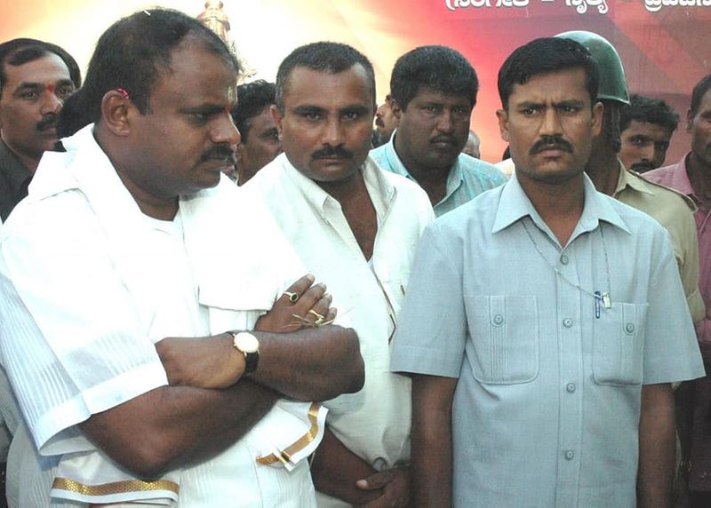 ಕೈಕಟ್ಟಿ ಗೌರವ ಸಲ್ಲಿಸುವುದು ನಮ್ಮ ಸಂಪ್ರದಾಯ, ನಮ್ಮ ಸಂಸ್ಕೃತಿ ಎಂದು ದೇವೇಗೌಡರ ಕುಟುಂಬವನ್ನು ಕೊಂಡಾಡಿದ್ದಾರೆ.