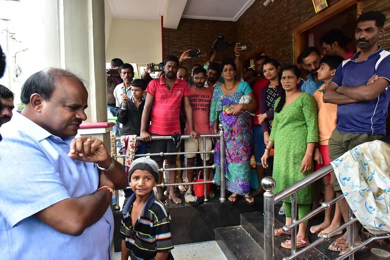 ನೆರವು ನೀಡುವ ಸಂದರ್ಭ, ಸಾಂತ್ವನ ಹೇಳುವ ಸಂದರ್ಭ ಕುಮಾರಸ್ವಾಮಿ ಕೈಕಟ್ಟಿ ನಿಂತಿದ್ದಾರೆ ಎಂದರೆ ಅದು ಅವರ ಹಿರಿತನ ತೋರಿಸುತ್ತದೆ ಎಂದಿದ್ದಾರೆ.