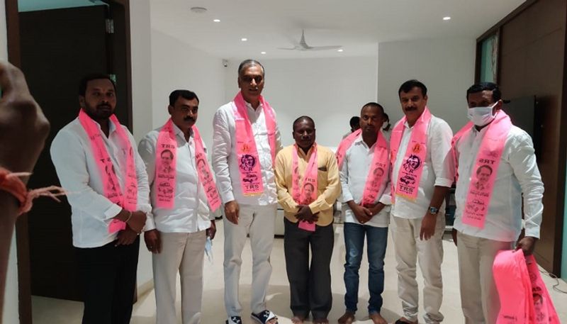 మంత్రి హరీష్ రావు, ఎంపీ కొత్త ప్రభాకర్ రెడ్డి గార్ల సమక్షంలో దుబ్బాక మున్సిపాలిటీ కి చెందిన ఇద్దరు మున్సిపల్ కౌన్సిలర్లు స్వంత గూటికి చేరుకున్నారు.
వీరికి కండువా కప్పి పార్టీలోకి తిరిగి స్వాగతం పలికారు మంత్రి హరీష్ రావు. నిన్న బిజెపి రాష్ట్ర అధ్యక్షుడు బండి సంజయ్ ఆధ్వర్యంలో ముగ్గురు టీఆర్ఎస్ కౌన్సిలర్లు బిజెపిలో చేరిన విషయం తెలిసిందే. 