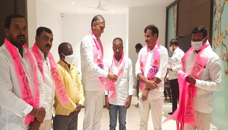 దుబ్బాకలో ముగ్గురు అధికార తెరాస కౌన్సిలర్లు బీజేపీ రాష్ట్ర అధ్యక్షుడు బండి సంజయ్ సమక్షంలో బీజేపీ లో చేరారు. ఎమ్మెల్యే రఘునందన్ నేతృత్వంలో దుబ్బాకలో అభివృద్ధి కోసం కృషి చేస్తామని, తెరాస దుబ్బాకను కావాలని టార్గెట్ చేయడం తగదని వారన్నారు.
కౌన్సిలర్లు మట్ట మల్లారెడ్డి - 3 వార్డు, దివిటి కనకయ్య - 7 వ వార్డు, దుబ్బాక బాలకృష్ణ గౌడ్ - 8 వ వార్డు నుంచి బీజేపీ లో చేరారు. దుబ్బాక నే కాదు తెలంగాణ సమాజం మొత్తం కూడా బీజేపీ వైపు చూస్తోందన్నారు.
దుబ్బాక ద్వారా దానికి నాంది పడిందని బీజేపీ రాష్ట్ర అధ్యక్షుడు బండి సంజయ్ అన్నారు. తెరాస కౌన్సిలర్లకు బండి సంజయ్ కండువా కప్పి బీజేపీలోకి స్వాగతం పలికారు.
