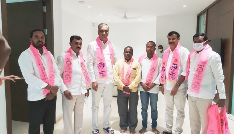 వీరిలో ఇద్దరు దివిటి కనకయ్య-7 వార్డ్, D. బాలకృష్ణ-8th వార్డ్ కౌన్సిలర్స్ ఈరోజు మంత్రి హరీష్ రావు సమక్షంలో టి ఆర్ ఎస్ పార్టీ లో చేరారు.. ప్రగతి ప్రభుత్వానికే జై అంటూ.. అభివృద్ధి చేస్తున్న టిఆర్ఎస్ పార్టీ లోనే ఉంటాం అంటూ పార్టీ లో చేరారు.
కాగా, మంగళవారం దుబ్బాక మున్సిపాలిటీ లో ముగ్గురు సిట్టింగ్ తెరాస కౌన్సిలర్లను బీజేపీలో చేర్చి అధికార పార్టీ ని కోలుకోలేని దెబ్బ కొట్టాడు ఎమ్మెల్యే రఘునందన్ రావు. 