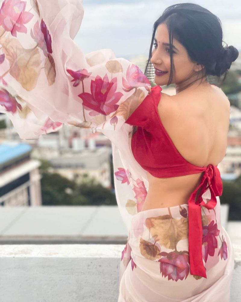 பிக்பாஸ் நிகழ்ச்சியில் இருந்து வெளியே வந்ததில் இருந்தே சாக்ஷி அகர்வால் சோசியல் மீடியாவின் இளவரசியாகிவிட்டார். முதலில் கொஞ்சம் அடக்க ஒடுக்கமாக ஆரம்பித்த சாக்ஷி தற்போது அதிரடியாக கவர்ச்சி களத்தில் குதித்துவிட்டார்.
