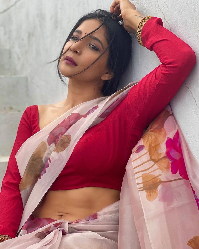 புடவையில் கூட இப்படி கவர்ச்சி காட்ட முடியுமா? என முன்னணி நடிகைகளே யோசிக்கும் அளவிற்கு விதவிதமாக போஸ் கொடுத்து சாக்ஷி நடத்தும் புடவை போட்டோ ஷூட்கள் இன்ஸ்டாகிராமில் மிகவும் பிரபலம்.
