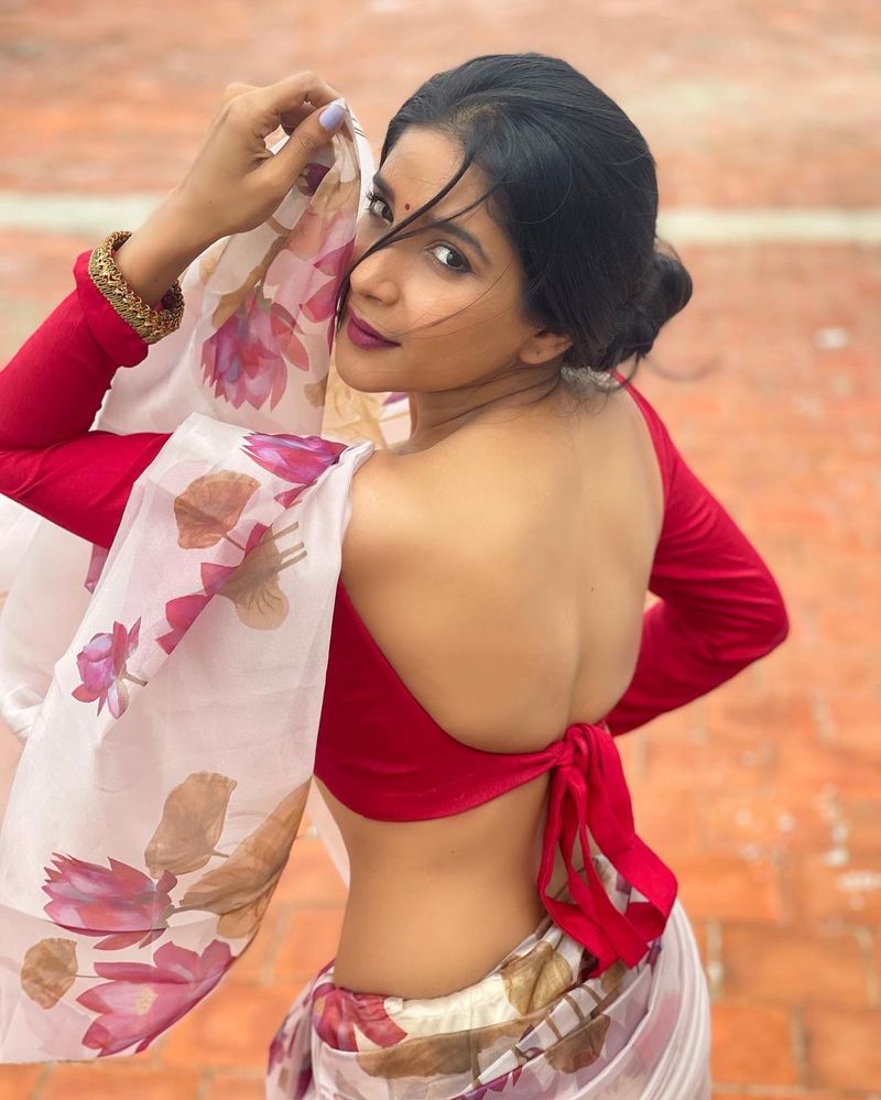 மெல்லிய புடவையை அணிந்து விதவிதமாக போஸ் கொடுத்து அதகளம் செய்து வருகிறார். 