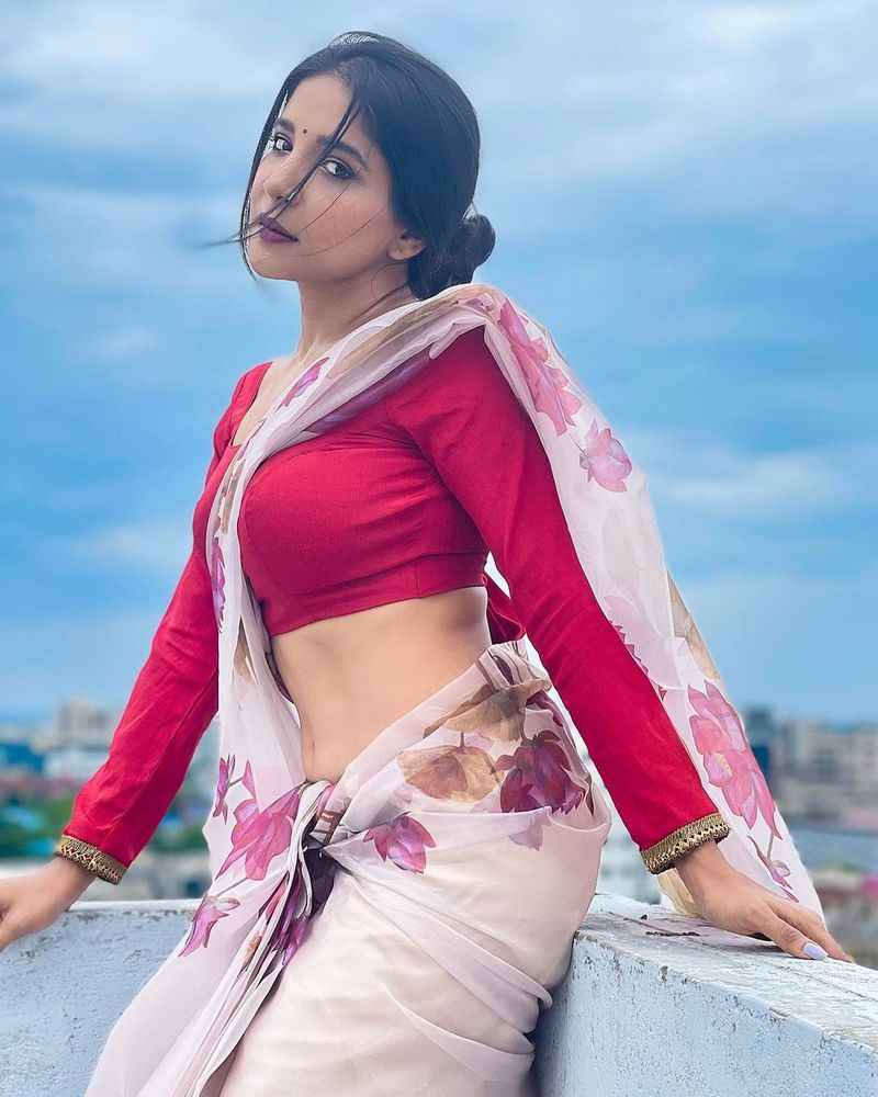 தற்போது மெல்லிய வெள்ளை நிற புடவையில் முன்னழகு, பின்னழகு, இடையழகு தெரிய விதவிதமாக போஸ் கொடுத்து மிரள வைத்துள்ளார் சாக்ஷி அகர்வால். 