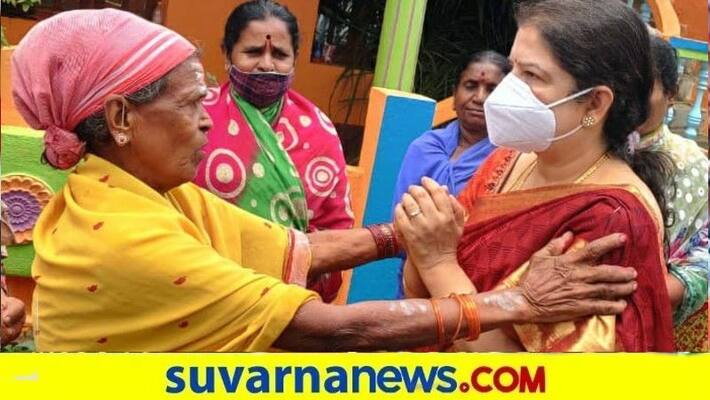 Old Lady blessed Ramanagara MLA Anitha Kumaraswamy in Ankanahalli snr Old Lady blessed Ramanagara MLA Anitha Kumaraswamy in Ankanahalli snr