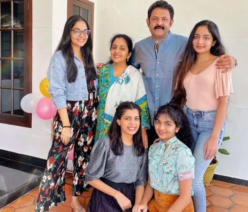 ನಟ ಕೃಷ್ಣಕುಮಾರ್ ಇಡೀ ಕುಟುಂಬ ಸೋಷಿಯಲ್ ಮೀಡಿಯಾದಲ್ಲಿ ಸಖತ್ ಅಕ್ಟೀವ್ ಆಗಿದ್ದಾರೆ.
