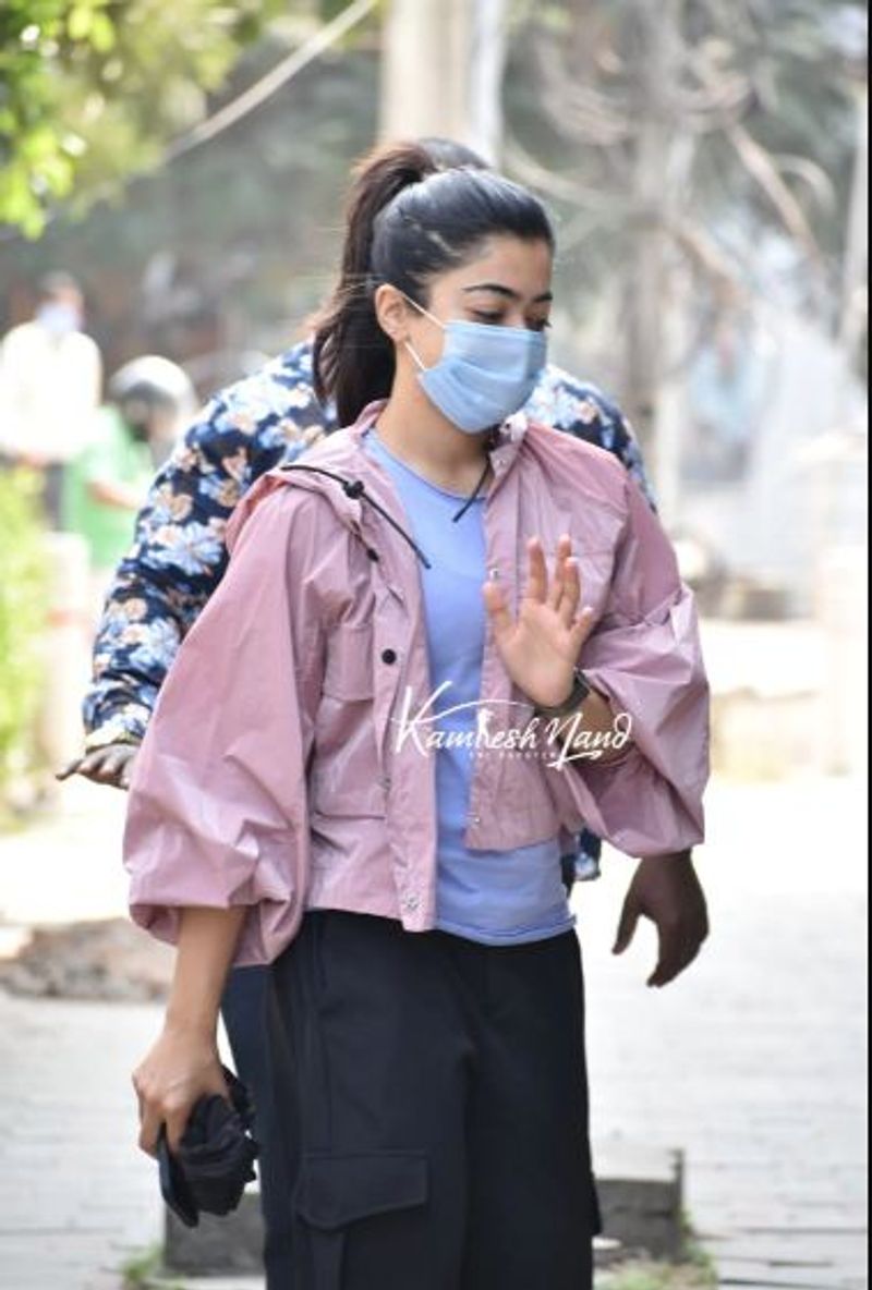 కానీ ఇప్పుడు ‘గుడ్ బై’ అనే టైటిల్ను ఫిక్స్ చేయాలని ఆలోచిస్తున్నారని బాలీవుడ్ సమాచారం. హిందీలో రష్మిక నటిస్తున్న రెండో చిత్రం ఇది. సిద్ధార్థ్ మల్హోత్రా హీరోగా నటిస్తున్న ‘మిషన్ మజ్ను’ హీరోయిన్గా రష్మికకు హిందీలో తొలి చిత్రం.