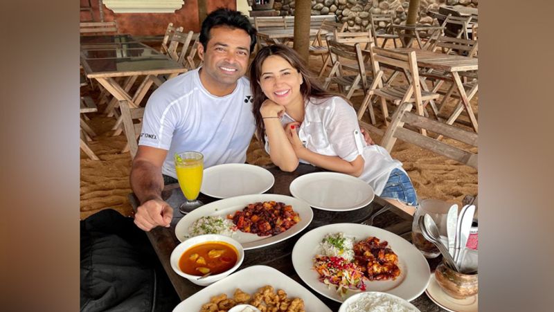 ಕಿಮ್ ಮತ್ತು ಲಿಯಾಂಡರ್ ಪೇಸ್ ಒಂದು ಫೋಟೋದಲ್ಲಿ ಊಟದ ಟೇಬಲ್ನಲ್ಲಿ ಜೊತೆಯಾಗಿ ಕಾಣಿಸಿಕೊಂಡಿದ್ದಾರೆ. ಎರಡನೇ ಫೋಟೋ ಲಿಯಾಂಡರ್ ನಟಿಯನ್ನು ಹಿಂದಿನಿಂದ ಹಿಡಿದು ಕೊಂಡಿದ್ದಾರೆ. ಕಿಮ್ ಡೆನಿಮ್ ಶಾರ್ಟ್ಸ್ ಜೊತೆ ಬಿಳಿ ಶರ್ಟ್ ಧರಿಸಿದ್ದಾರೆ. ಫೋಟೋದಲ್ಲಿ ಎರಡು ಲ್ಯಾಬ್ರಡಾರ್ ನಾಯಿಗಳ ಜೊತೆ ಇವರಿಬ್ಬರು ಪೋಸ್ ನೀಡಿದ್ದಾರೆ. 
