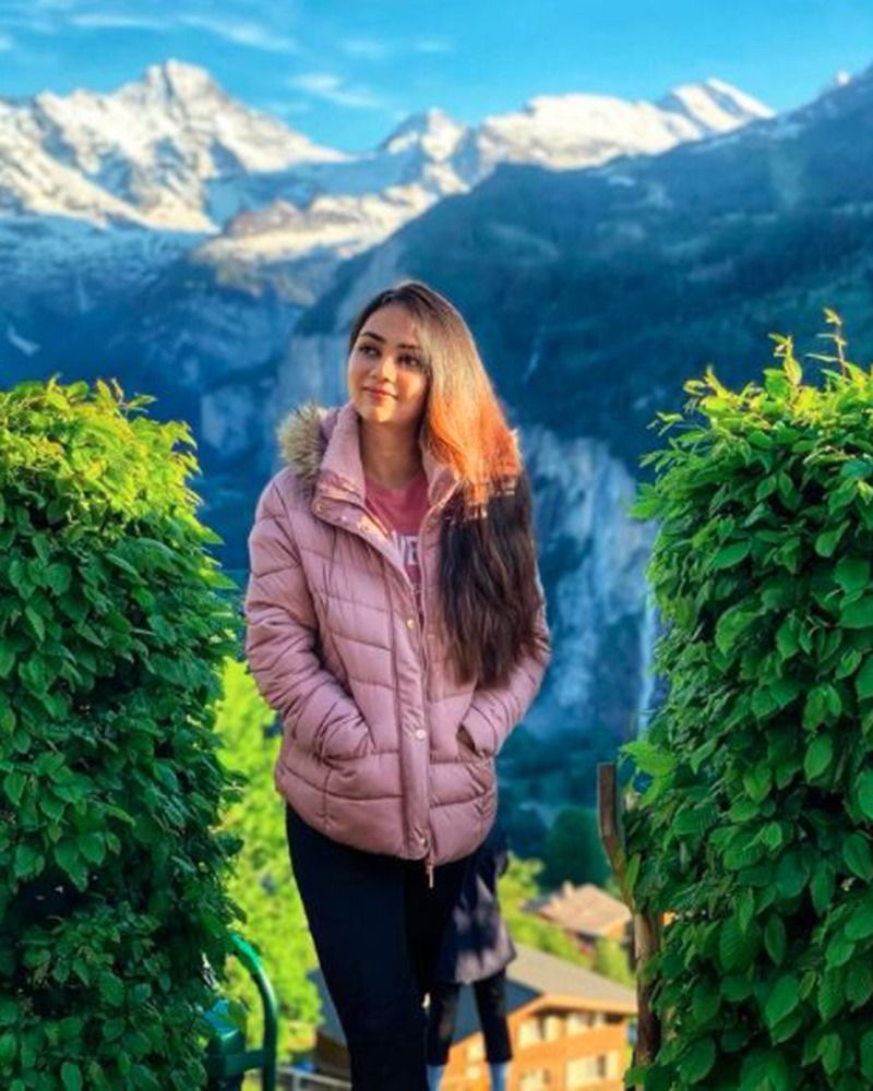 দেখতেও খুবই সুন্দরী ভারতীয় এই শুটার। লুকসের দিক থেকে কোনও মডেল অভিনেত্রীর থেকে কম নন অপূর্বি চান্ডেলা।
