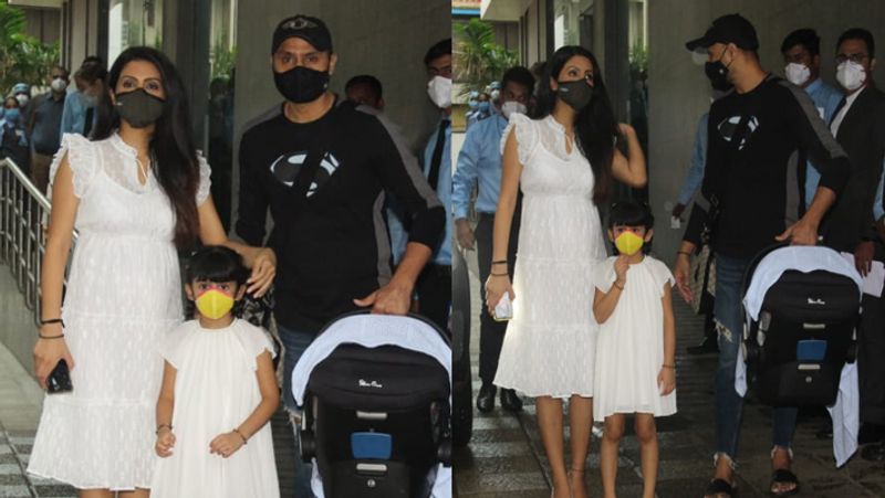 सामने आई फोटोज में गीता बसरा ने सफेद रंग की फ्रॉक पहन रखी थी। उनके बाल खुले थे और सेफ्टी को ध्यान में रखते हुए उन्होंने मास्क पहन रखा था। वे हमेशा ही तरह से खूबसूरत नजर आ रही थी।