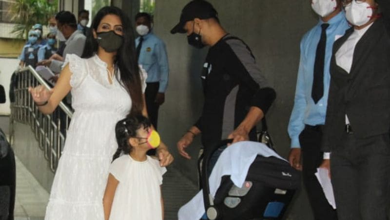 अस्पताल के बाहर निकलकर गीता ने पति और बेटी के साथ कैमरामैन को देर तक पोज दिए। इस दौरान वे बेटी को संभालती भी नजर आई। 