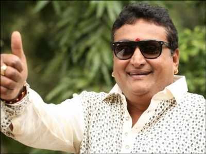 తాజాగా పృథ్విరాజ్ మరో వివాదంలో చిక్కుకున్నారు. ఆయన ఈ మధ్య టెలివిజన్ కార్యక్రమాల్లో కనిపిస్తున్నారు. బుల్లితెర కామెడీ స్టార్స్ అయిన సుధీర్, హైపర్ ఆది వంటివారు చేస్తున్న శ్రీదేవి డ్రామా కంపెనీ ప్రోగ్రాం లో పాల్గొన్న పృథ్విరాజ్ కామెంట్స్ వివాదానికి దారితీశాయి.