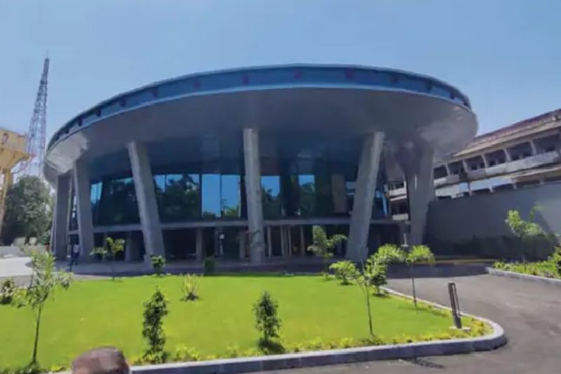 মূল ভবনের বাইরে রয়েছে ১২০ টি গাড়ি রাখার মতো বড় পার্কিং-এর জায়গা
