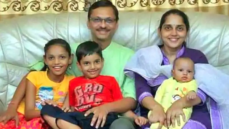 शो में पोपटलाल का किरदार निभाने वाले एक्टर का असली नाम श्याम पाठक है और वो शादीशुदा हैं। श्याम पाठक के 3 बच्चे हैं। श्याम पाठक नेशनल स्कूल ऑफ ड्रामा के स्टूडेंट रह चुके हैं। यहीं उन्हें रेशमी से प्यार हुआ और बाद में दोनों ने शादी कर ली। श्याम पाठक की बेटी का नाम नियति और बड़े बेटे का नाम पार्थ है। वहीं उनके छोटे बेटे का नाम शिवम है। 