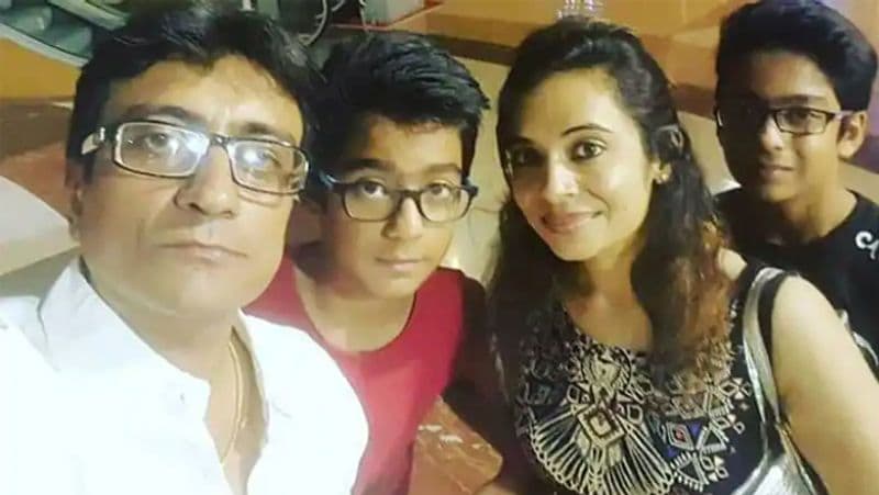 जेठालाल के बाबूजी यानी चंपकलाल गढ़ा का किरदार मशहूर एक्टर अमित भट्ट निभा रहे हैं। सीरियल में भले ही अमित भट्ट जेठालाल के बाबूजी बने हैं, लेकिन रियल लाइफ में बेटे यानी कि जेठालाल (दिलीप जोशी) की उम्र पिता (अमित भट्ट) से 4 साल ज्यादा है। रियल लाइफ में अमित भट्ट एक रोमांटिक हसबैंड हैं। सोशल मीडिया पर अमित भट्ट ने कई फोटोज शेयर की हैं, जिनमें वो अपनी पत्नी कृति के साथ रोमांटिक पोज देते नजर आ रहे हैं। अमित भट्ट के दो बेटे हैं जो कि ट्विन्स हैं।