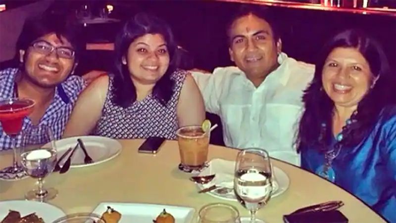 शो में जेठालाल का किरदार निभाने वाले एक्टर दिलीप जोशी की पत्नी का नाम जयमाला है और उनकी शादी को 20 साल हो चुके हैं। हालांकि इतना लंबा वक्त गुजरने के बाद भी जयमाला लाइमलाइट से दूर ही रहती हैं। रियल लाइफ में जेठालाल यानी दिलीप जोशी के दो बच्चे हैं। उनकी बेटी का नाम नियति जोशी, जबकि बेटे का ऋत्विक जोशी है। दिलीप जोशी जब भी शूट से फ्री होते हैं अपनी फैमिली के साथ वक्त बिताना पसंद करते हैं।