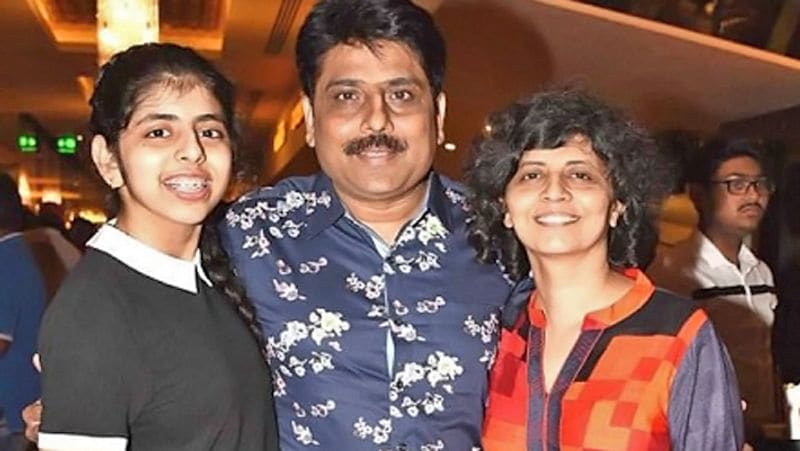 इसके बाद असित मोदी ने शैलेश को 'तारक मेहता का उल्टा चश्मा' शो ऑफर कर दिया। बता दें कि शैलेष के परिवार में भी सभी लेखक हैं। उनकी पत्नी डॉ. स्वाति लोढ़ा एक मैनेजमेंट लेखक हैं, जबकि बेटी भी राइटर है।