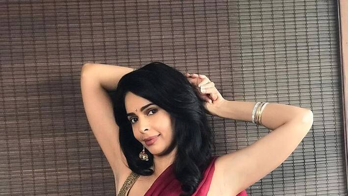 Mallika Sherawat s oops moment in backless gown Mallika Sherawat s oops moment in backless gown