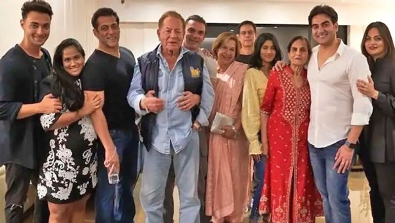 सलीम 3 पोतों के दादा हैं। इनमें अरबाज खान के बेटे अरहान और सोहेल खान के बेटे निर्वाण और योहान खान हैं। वहीं, वे 4 नाती-नातिन के नाना भी हैं। बेटी अलविरा के दो बच्चे हैं बेटी अलिजेह और बेटा अयान अग्निहोत्री। वहीं, अर्पिता के दो बच्चे हैं बेटा आहिल और बेटी आयत।