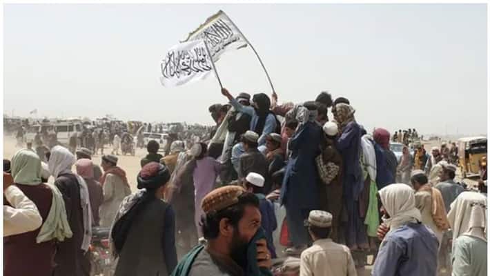 Taliban flag raised above Afghanistan's border crossing with Pakistan Taliban flag raised above Afghanistan's border crossing with Pakistan