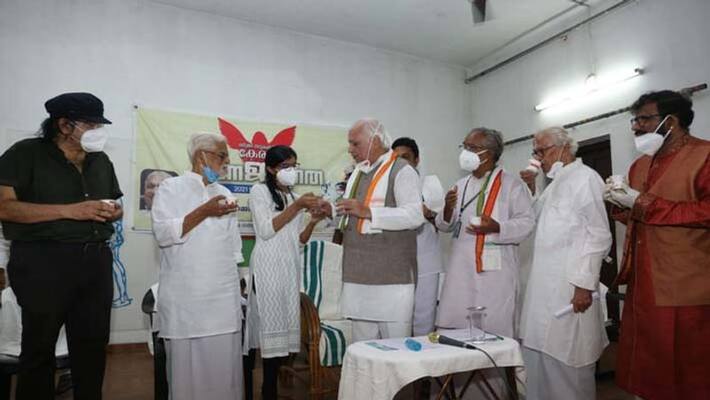 Kerala Governor Arif Mohammad Khan day-long fast at Raj Bhavan, BJP supported, CPM not responded DHA Kerala Governor Arif Mohammad Khan day-long fast at Raj Bhavan, BJP supported, CPM not responded DHA