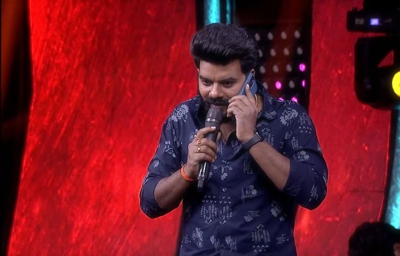 కామెడీ పంచే వీరి గిల్లికజ్జాల వెనుక ఏదో దాగుందని ప్రేక్షకులు భావించారు. కాలం గడిచే కొద్దీ వీరి బంధం మరింత గట్టిగా మారింది. ప్రత్యేక కార్యక్రమాలలో లవ్ కపుల్ గా వీరిని చూపించడం జరిగింది. ఆ షోలకు మంచి రెస్పాన్స్ దక్కడంతో బుల్లితెరపై రష్మీ సుధీర్ హాట్ ఫేవరేట్ జోడి అయ్యారు.