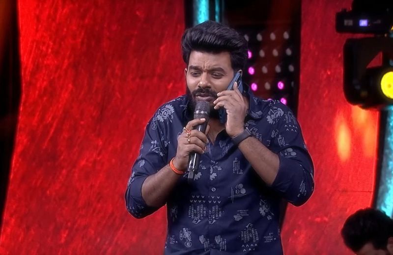 ఇంట్లో ఎవరూ లేరు, రమ్మంటున్నావంటే అర్థం ఏమిటని... సుధీర్ అనగా, నువ్వు ఫస్ట్ సోది ఆపి వెంటనే రావాలని డిమాండ్ చేసింది. దానికి సుధీర్ నువ్వు నన్ను ఇలా పదే పదే పిలుస్తూ ఇబ్బంది పెట్టవద్దని వేడుకున్నాడు.