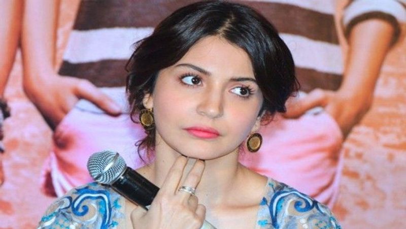 अनुष्का शर्मा
बॉलीवुड स्टार अनुष्का शर्मा ने टीम इंडिया के कप्तान विराट कोहली से शादी की है। विराट ने क्रिकेट के चलते 12वीं के बाद पढ़ाई नहीं की, लेकिन अनुष्का ने आर्ट्स में ग्रेजुएशन किया है और अर्थशास्त्र में पोस्ट ग्रेजुएशन पूरा किया है।
