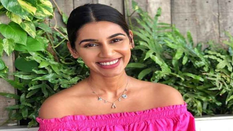 संजना गणेशन
इस साल मार्च में टीम इंडिया के फास्ट बॉलर जसप्रीत बुमराह ने स्पोर्ट्स एंकर संजना गणेशन से शादी की है। उनकी वाइफ ने सिंबायोसिस इंस्टीट्यूट ऑफ टेक्नोलॉजी पुणे से बीटेक की डिग्री ली है। 