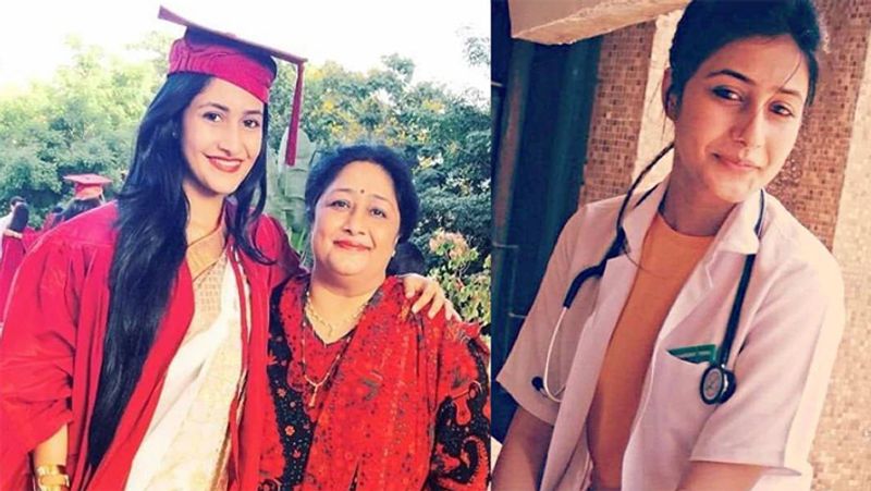 धनाश्री वर्मा
भारतीय टीम के लेग स्पिनर युजवेंद्र चहल की वाइफ धनाश्री वर्मा ने डेंटिस्ट की पढ़ाई की है। उन्होंने साल 2014 में नवी मुंबई स्थित डी वाई पाटिल डेंटल कॉलेज से पढ़ाई की हैं।